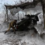 Charkiw, Ukraine: Ein Soldat feuert mit einer Haubitze auf russische Truppen