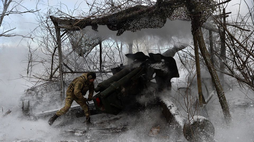 Charkiw, Ukraine: Ein Soldat feuert mit einer Haubitze auf russische Truppen