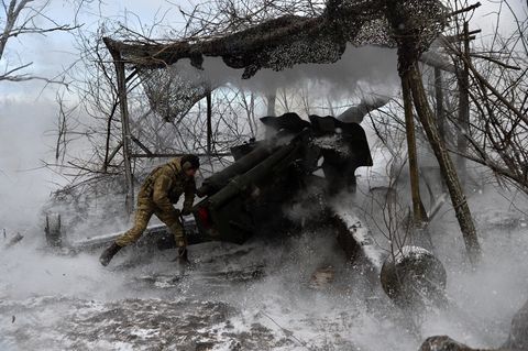 Charkiw, Ukraine: Ein Soldat feuert mit einer Haubitze auf russische Truppen