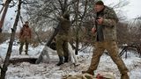 Charkiw, Ukraine: Soldaten laden ihre Waffen nach
