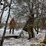 Charkiw, Ukraine: Soldaten laden ihre Waffen nach