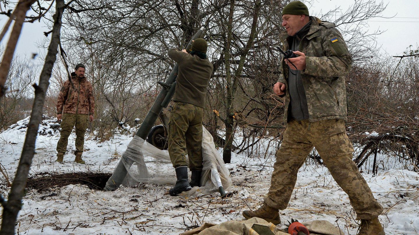 Charkiw, Ukraine: Soldaten laden ihre Waffen nach