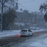 Odessa, Ukraine: Ein Auto fährt durch einen Schneesturm