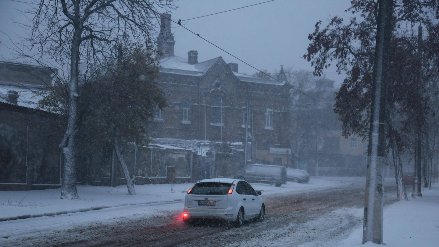 Odessa, Ukraine: Ein Auto fährt durch einen Schneesturm Odessa, Ukraine: Ein Auto fährt durch einen Schneesturm