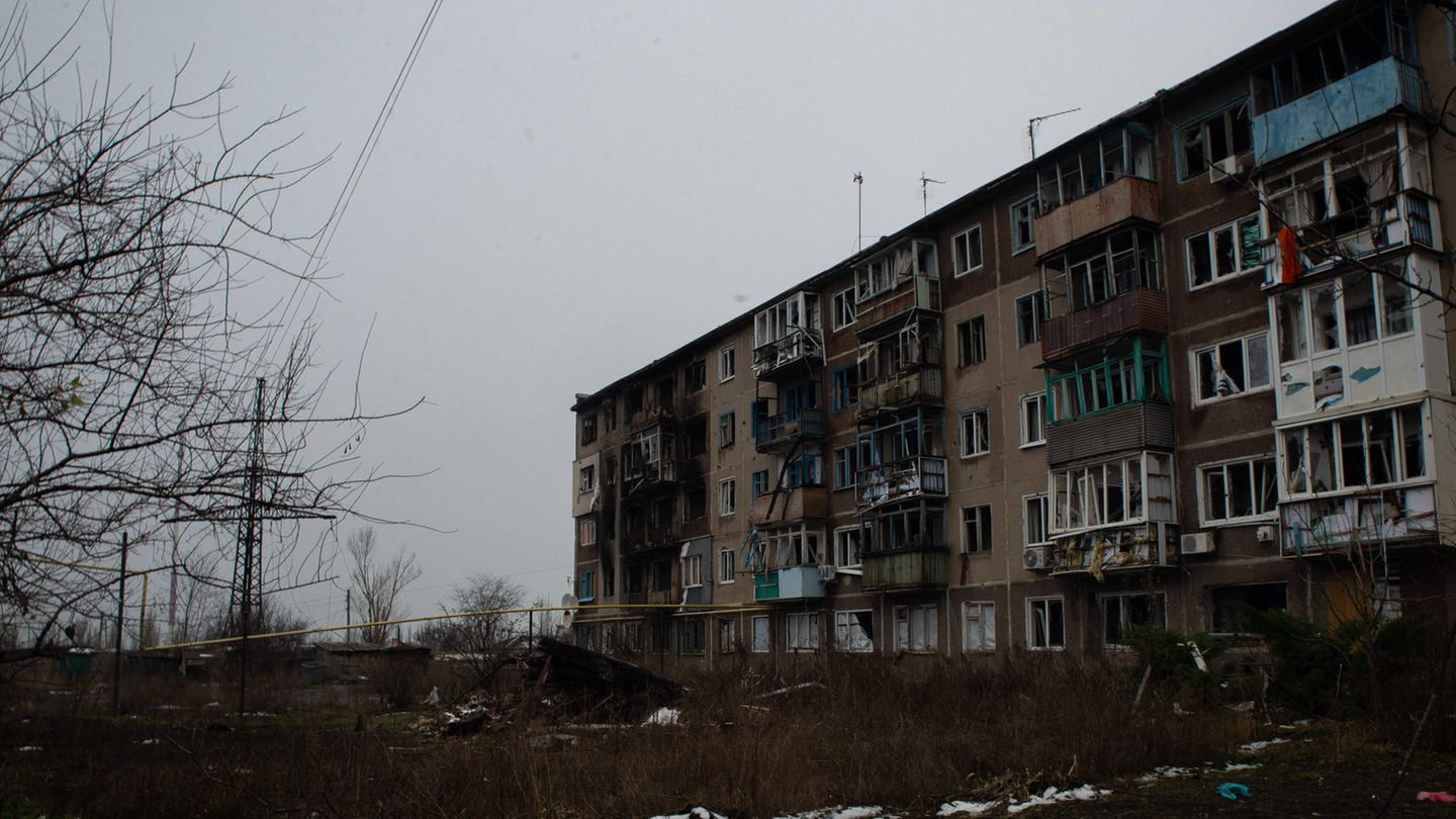 Donetsk, Ukraine: Ein zerstörter Appartment-Block Donetsk, Ukraine: Ein zerstörter Appartment-Block