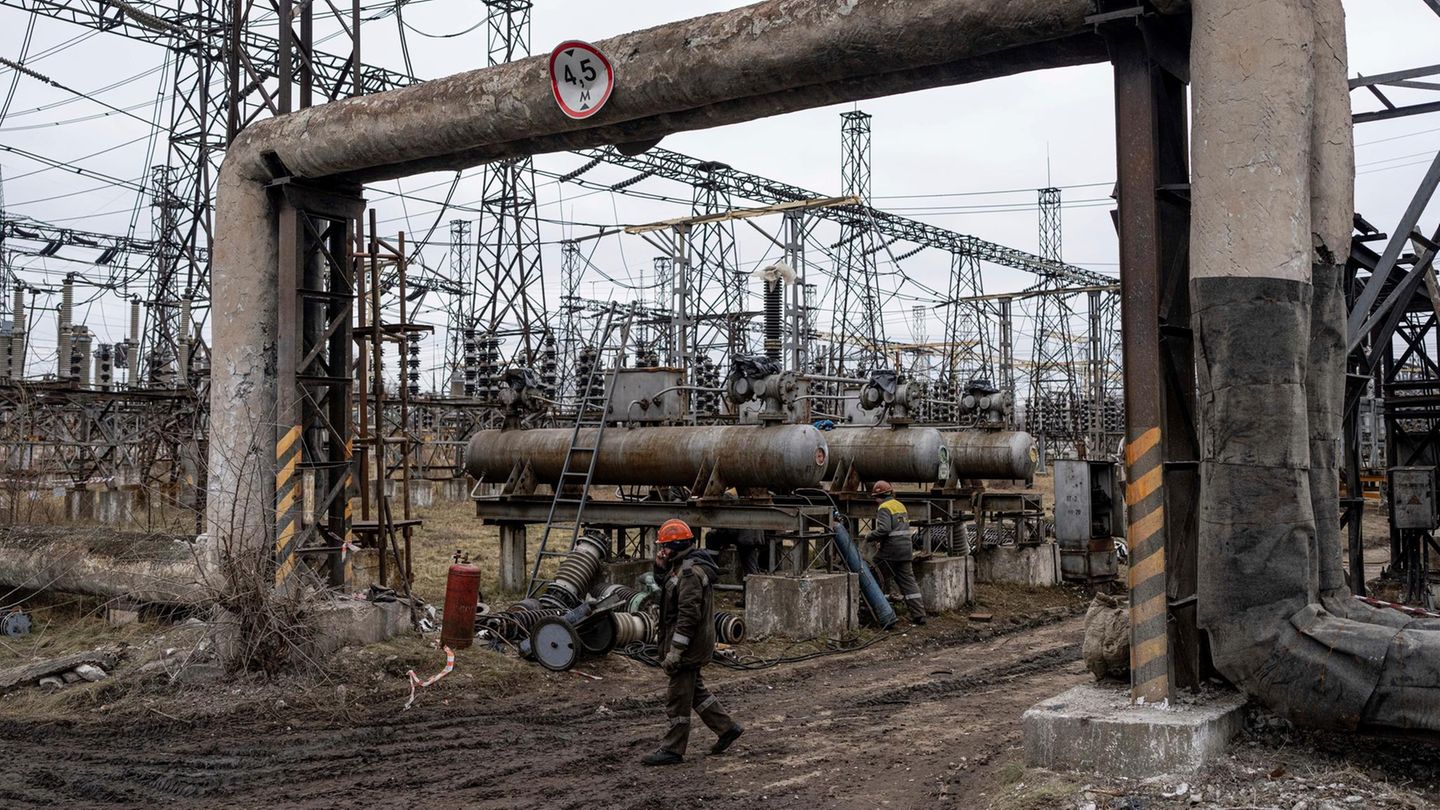Ukraine: Arbeiter in einem Kraftwerk versuchen, Schäden zu reparieren Ukraine: Arbeiter in einem Kraftwerk versuchen, Schäden zu reparieren