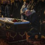 Kiew, Ukraine: Angehörige betrauern einen gefallenen Soldaten