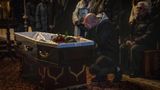 Kiew, Ukraine: Angehörige betrauern einen gefallenen Soldaten