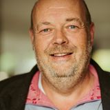 Andreas Bürklin, 50 Jahre, Anwohner nahe einer Geflüchtetenunterkunft     "Seit 2015 ist die Stimmung gekippt. Ich kenne viele, die denken, dass es genug ist, aber die trauen sich nicht, das in der Öffentlichkeit zu sagen. Hier läuft politisch viel falsch, die Flüchtlinge kriegen Sozialleistungen und müssen sich nicht integrieren. Hier im Ort gibt es Menschen, die seit mehreren Jahren hier leben und immer noch kein deutsch sprechen oder nicht arbeiten. Mir ist klar, dass wir ein sehr reiches Land mit einem guten Sozialsystem sind – aber irgendwann ist die Grenze doch erreicht. Ich habe einen Syrer als Auszubildenden und der sagt selbst, dass viele seine Landsleute nur das Geld wollen. Wie will man das alles bewältigen? Gerade sehen wir nur die Spitze des Eisbergs, es kommt ja noch der ganze Familiennachzug. Ich bin Busfahrer, ich fahre auch manchmal Touren um vier Uhr in der Früh. Was ich da erlebt habe! Wir sind dazu verpflichtet, eine Fahrscheinkontrolle zu machen. Wie oft wird da von Geflüchteten Theater gemacht. „Mama Merkel zahlt“ haben sie zu mir gesagt, ich stand schon vor einem Messer, wurde angepöbelt oder jemand in meinem Bus wurde angegriffen. Dann kommt der Punkt, an dem ich als Busfahrer durchgreifen und Leute schützen muss. Einmal musste ich einen Flüchtling schützen, aber meistens waren sie es, die den Ärger gemacht haben. Wegen dem ganzen Ärger bin ich immer total aggressiv nach Hause angekommen.  Seit Mai 2023 arbeite ich als Busfahrer in der Schweiz. Neben dem besseren Gehalt war ein Hauptgrund, dass es dort weniger Ärger mit Flüchtlingen gibt. Die haben sich da besser im Griff, die kriegen da auch weniger Sozialleistungen, Ukrainer müssen beispielsweise ihr Auto verkaufen, wenn sie dort Geld vom Staat beziehen wollen. Solche Regeln sollten auch in Deutschland eingeführt werden. Damit etwas passiert, habe ich zuletzt die AfD gewählt. Zum Aufrütteln, aus Protest – in der Regierung will ich die gar nicht haben."