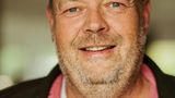 Andreas Bürklin, 50 Jahre, Anwohner nahe einer Geflüchtetenunterkunft     "Seit 2015 ist die Stimmung gekippt. Ich kenne viele, die denken, dass es genug ist, aber die trauen sich nicht, das in der Öffentlichkeit zu sagen. Hier läuft politisch viel falsch, die Flüchtlinge kriegen Sozialleistungen und müssen sich nicht integrieren. Hier im Ort gibt es Menschen, die seit mehreren Jahren hier leben und immer noch kein deutsch sprechen oder nicht arbeiten. Mir ist klar, dass wir ein sehr reiches Land mit einem guten Sozialsystem sind – aber irgendwann ist die Grenze doch erreicht. Ich habe einen Syrer als Auszubildenden und der sagt selbst, dass viele seine Landsleute nur das Geld wollen. Wie will man das alles bewältigen? Gerade sehen wir nur die Spitze des Eisbergs, es kommt ja noch der ganze Familiennachzug. Ich bin Busfahrer, ich fahre auch manchmal Touren um vier Uhr in der Früh. Was ich da erlebt habe! Wir sind dazu verpflichtet, eine Fahrscheinkontrolle zu machen. Wie oft wird da von Geflüchteten Theater gemacht. „Mama Merkel zahlt“ haben sie zu mir gesagt, ich stand schon vor einem Messer, wurde angepöbelt oder jemand in meinem Bus wurde angegriffen. Dann kommt der Punkt, an dem ich als Busfahrer durchgreifen und Leute schützen muss. Einmal musste ich einen Flüchtling schützen, aber meistens waren sie es, die den Ärger gemacht haben. Wegen dem ganzen Ärger bin ich immer total aggressiv nach Hause angekommen.  Seit Mai 2023 arbeite ich als Busfahrer in der Schweiz. Neben dem besseren Gehalt war ein Hauptgrund, dass es dort weniger Ärger mit Flüchtlingen gibt. Die haben sich da besser im Griff, die kriegen da auch weniger Sozialleistungen, Ukrainer müssen beispielsweise ihr Auto verkaufen, wenn sie dort Geld vom Staat beziehen wollen. Solche Regeln sollten auch in Deutschland eingeführt werden. Damit etwas passiert, habe ich zuletzt die AfD gewählt. Zum Aufrütteln, aus Protest – in der Regierung will ich die gar nicht haben."