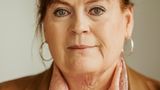 Elke Zimmermann-Fiscella, 58 Jahre alt, Sozialdezernentin   "Die momentane Zeit ist sehr herausfordernd, meine Mitarbeiter waren noch nie so am Anschlag, wie sie es jetzt sind. Dennoch würde ich von viel Arbeit, aber nicht von Belastung sprechen. Belastend sind bei der Arbeit Unstimmigkeiten. Und uns rettet im Moment das gute Miteinander, ob auf Landkreisebene oder im Sozialdezernat. Wir achten aufeinander. Das bedeutet, dass man sich gegenseitig nach Hause schickt, aber auch, dass man in Notfällen am Wochenende für die Kollegen erreichbar ist. So war es beispielsweise, als uns Freitagmittag nicht klar war, wie viele Geflüchtete übers Wochenende ankommen – und, ob wir sie alle unterbekommen. An solchen Momenten stößt man auch mal an seine persönlichen Grenzen. Aber das Team fängt das auf. Ohne mein Team wäre ich nichts, rein gar nichts. In meinem Job habe ich gelernt, knallhart zu priorisieren. Momentan priorisieren wir die Suche nach Unterkünften, dadurch bleiben andere Dinge auf der Strecke. Beispielsweise Integration. Das ist tragisch, wo doch 70 Prozent bleiben und wir die Menschen auf dem Arbeitsmarkt brauchen. Das müssen wir auch den Bürgern vermitteln, deswegen gehe ich gern auf die Informationsveranstaltungen. Mir liegt es am Herzen, dass ankommt, dass 'Flüchtling' vielleicht abstrakt klingen mag, aber dass es Menschen sind. Meiner Erfahrung nach ist nach dieser Erkenntnis alles einfacher. Auf solchen Veranstaltungen gibt es auch mal unsachliche Äußerungen. Je schwieriger die Diskussion wird, desto ruhiger werde ich. Es ist mein Job. Und es ist wichtig, dass der Mensch, der vorne sitzt, ruhig bleibt, wenn die Wogen hochgehen. Ich muss nicht über die Probleme nachdenken, sondern über die Lösungen. Bisher finden wir sie. Ich weiß nicht, wie lange noch. Langfristig müssen wir die Rahmenbedingungen verändern. Die europäische Verteilung, Leistungsanreize. Abgelehnter Asylbewerber sollte man attraktive Angebote für die Rückkehr machen, sodass sie freiwillig gehen. Denn eine Abschiebung ist für sie viel schlimmer und für uns viel teurer. "