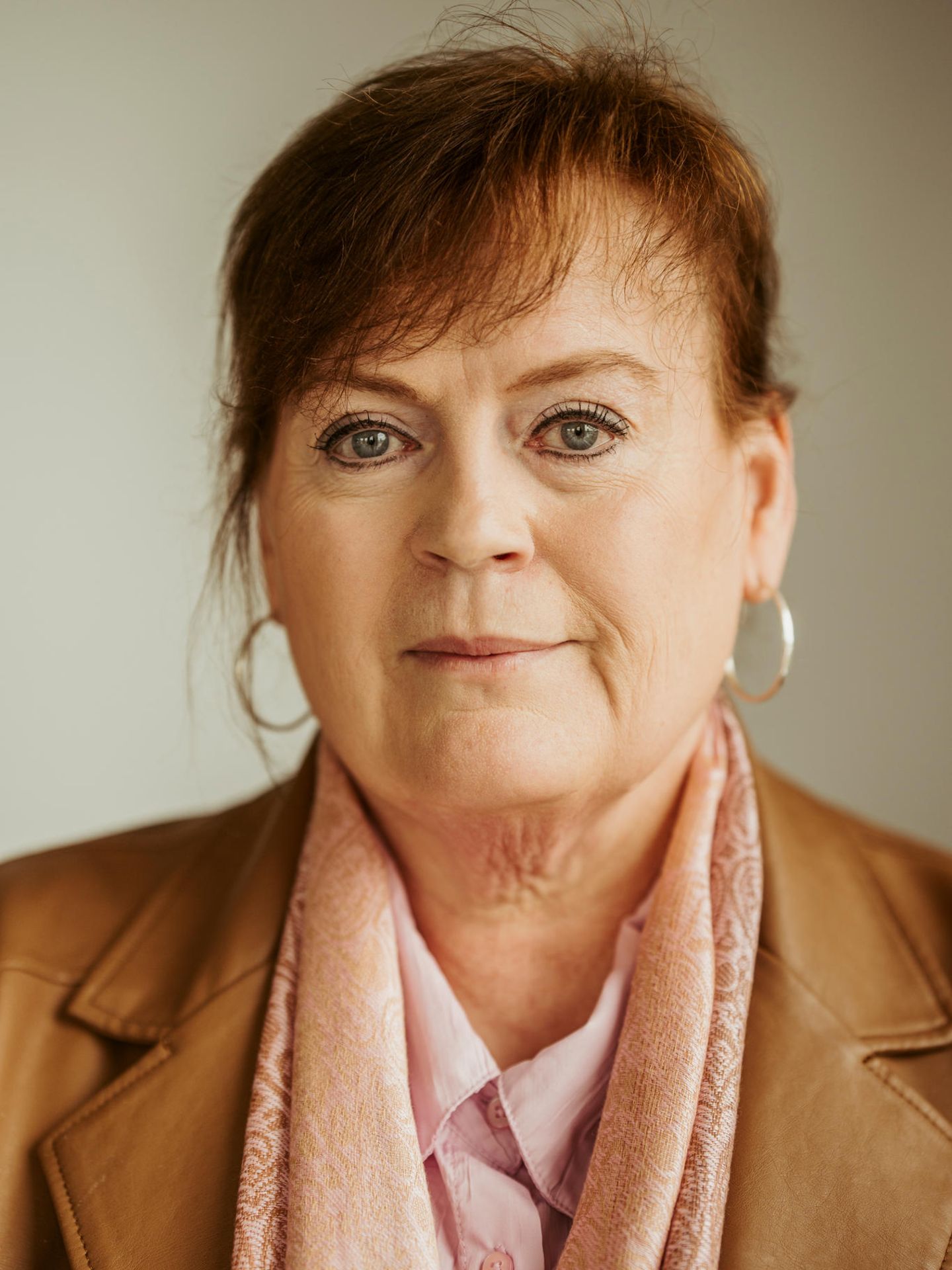 Elke Zimmermann-Fiscella, 58 Jahre alt, Sozialdezernentin   "Die momentane Zeit ist sehr herausfordernd, meine Mitarbeiter waren noch nie so am Anschlag, wie sie es jetzt sind. Dennoch würde ich von viel Arbeit, aber nicht von Belastung sprechen. Belastend sind bei der Arbeit Unstimmigkeiten. Und uns rettet im Moment das gute Miteinander, ob auf Landkreisebene oder im Sozialdezernat. Wir achten aufeinander. Das bedeutet, dass man sich gegenseitig nach Hause schickt, aber auch, dass man in Notfällen am Wochenende für die Kollegen erreichbar ist. So war es beispielsweise, als uns Freitagmittag nicht klar war, wie viele Geflüchtete übers Wochenende ankommen – und, ob wir sie alle unterbekommen. An solchen Momenten stößt man auch mal an seine persönlichen Grenzen. Aber das Team fängt das auf. Ohne mein Team wäre ich nichts, rein gar nichts. In meinem Job habe ich gelernt, knallhart zu priorisieren. Momentan priorisieren wir die Suche nach Unterkünften, dadurch bleiben andere Dinge auf der Strecke. Beispielsweise Integration. Das ist tragisch, wo doch 70 Prozent bleiben und wir die Menschen auf dem Arbeitsmarkt brauchen. Das müssen wir auch den Bürgern vermitteln, deswegen gehe ich gern auf die Informationsveranstaltungen. Mir liegt es am Herzen, dass ankommt, dass 'Flüchtling' vielleicht abstrakt klingen mag, aber dass es Menschen sind. Meiner Erfahrung nach ist nach dieser Erkenntnis alles einfacher. Auf solchen Veranstaltungen gibt es auch mal unsachliche Äußerungen. Je schwieriger die Diskussion wird, desto ruhiger werde ich. Es ist mein Job. Und es ist wichtig, dass der Mensch, der vorne sitzt, ruhig bleibt, wenn die Wogen hochgehen. Ich muss nicht über die Probleme nachdenken, sondern über die Lösungen. Bisher finden wir sie. Ich weiß nicht, wie lange noch. Langfristig müssen wir die Rahmenbedingungen verändern. Die europäische Verteilung, Leistungsanreize. Abgelehnter Asylbewerber sollte man attraktive Angebote für die Rückkehr machen, sodass sie freiwillig gehen. Denn eine Abschiebung ist für sie viel schlimmer und für uns viel teurer. "