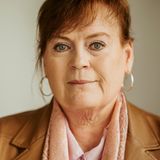 Elke Zimmermann-Fiscella, 58 Jahre alt, Sozialdezernentin   "Die momentane Zeit ist sehr herausfordernd, meine Mitarbeiter waren noch nie so am Anschlag, wie sie es jetzt sind. Dennoch würde ich von viel Arbeit, aber nicht von Belastung sprechen. Belastend sind bei der Arbeit Unstimmigkeiten. Und uns rettet im Moment das gute Miteinander, ob auf Landkreisebene oder im Sozialdezernat. Wir achten aufeinander. Das bedeutet, dass man sich gegenseitig nach Hause schickt, aber auch, dass man in Notfällen am Wochenende für die Kollegen erreichbar ist. So war es beispielsweise, als uns Freitagmittag nicht klar war, wie viele Geflüchtete übers Wochenende ankommen – und, ob wir sie alle unterbekommen. An solchen Momenten stößt man auch mal an seine persönlichen Grenzen. Aber das Team fängt das auf. Ohne mein Team wäre ich nichts, rein gar nichts. In meinem Job habe ich gelernt, knallhart zu priorisieren. Momentan priorisieren wir die Suche nach Unterkünften, dadurch bleiben andere Dinge auf der Strecke. Beispielsweise Integration. Das ist tragisch, wo doch 70 Prozent bleiben und wir die Menschen auf dem Arbeitsmarkt brauchen. Das müssen wir auch den Bürgern vermitteln, deswegen gehe ich gern auf die Informationsveranstaltungen. Mir liegt es am Herzen, dass ankommt, dass 'Flüchtling' vielleicht abstrakt klingen mag, aber dass es Menschen sind. Meiner Erfahrung nach ist nach dieser Erkenntnis alles einfacher. Auf solchen Veranstaltungen gibt es auch mal unsachliche Äußerungen. Je schwieriger die Diskussion wird, desto ruhiger werde ich. Es ist mein Job. Und es ist wichtig, dass der Mensch, der vorne sitzt, ruhig bleibt, wenn die Wogen hochgehen. Ich muss nicht über die Probleme nachdenken, sondern über die Lösungen. Bisher finden wir sie. Ich weiß nicht, wie lange noch. Langfristig müssen wir die Rahmenbedingungen verändern. Die europäische Verteilung, Leistungsanreize. Abgelehnter Asylbewerber sollte man attraktive Angebote für die Rückkehr machen, sodass sie freiwillig gehen. Denn eine Abschiebung ist für sie viel schlimmer und für uns viel teurer. "