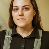 Olha Dobrovolska, 25, Kulturwissenschaftlerin, unterrichtet Vorbereitungsklassen    "Ich bin aus der Ukraine nach Deutschland geflüchtet. Als ich hier ankam, habe ich sofort einen Job gesucht. Die Sprache konnte ich, denn ich habe 13 Jahre lang in der Schule Deutsch gelernt. Nur dauert die Anerkennung sehr lang. Meine Betreuerin beim Jobcenter sagte, ich könnte in einer Schule arbeiten. Ich war sehr verwirrt, in der Ukraine kann man nur mit einer Ausbildung als Lehrerin arbeiten. Aber hier hatte ich zwei Vorstellungsgespräche in zwei Schulen. Nun unterrichte ich in beiden, Deutsch als Fremdsprache.   Die wichtigste Regel ist: Im Unterricht wird deutsch gesprochen. Das hilft, damit die Kinder sich verstehen. Sie tun es ohnehin, denn sie teilen alle den gleichen, schlimmen Hintergrund: Krieg. Sie teilen alle die Sorgen um ihr zu Hause, die Frage, warum sie hier sein müssen, das Heimweh und ihre neue Realität in Deutschland.   Die Kinder stehen unter großem Druck. Wir haben nur zwei Jahre, um ihnen Deutsch beizubringen. Gleichzeitig müssen sie in den anderen Fächern mithalten, Kontakte in ihrer deutschen Klasse aufbauen. Alles in kurzer Zeit. Die Kinder tun mir sehr leid, man muss mehr als eine Lehrerin sein, eine Freundin. Mir gelingt es gut, meine privaten Probleme nicht mit in die Arbeit zu nehmen. Aber die Probleme auf der Arbeit nehme ich immer mit nach Hause. Dann grüble ich darüber nach, wie ich Kindern helfen kann.  Die meisten Kinder bemühen sich sehr. Manchmal sind neu angekommene Kinder ganz passiv. Teilweise ignorieren sie die Welt, zum Beispiel, weil sie traumatisiert sind, oder weil sie unter der Situation leiden. Sie sitzen in der Klasse und schweigen. Zuletzt tat das wieder ein Junge. Immer, wenn ich versuchte, ihn zum Mitarbeiten zu motivieren, sagte er: 'Nächsten Monat gehen wir eh wieder nach Hause!' Irgendwann rief ich die Mutter an und sagte ihr, dass er sich weigert, im Unterricht mitzumachen, weil er bald wieder in die Ukraine geht. Die Mutter war total entsetzt. Sie sagte, sie hatten überhaupt keine Pläne zurückzukehren. In seinem Heimweh hatte der Junge das erfunden." 