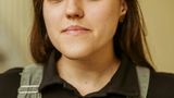 Olha Dobrovolska, 25, Kulturwissenschaftlerin, unterrichtet Vorbereitungsklassen    "Ich bin aus der Ukraine nach Deutschland geflüchtet. Als ich hier ankam, habe ich sofort einen Job gesucht. Die Sprache konnte ich, denn ich habe 13 Jahre lang in der Schule Deutsch gelernt. Nur dauert die Anerkennung sehr lang. Meine Betreuerin beim Jobcenter sagte, ich könnte in einer Schule arbeiten. Ich war sehr verwirrt, in der Ukraine kann man nur mit einer Ausbildung als Lehrerin arbeiten. Aber hier hatte ich zwei Vorstellungsgespräche in zwei Schulen. Nun unterrichte ich in beiden, Deutsch als Fremdsprache.   Die wichtigste Regel ist: Im Unterricht wird deutsch gesprochen. Das hilft, damit die Kinder sich verstehen. Sie tun es ohnehin, denn sie teilen alle den gleichen, schlimmen Hintergrund: Krieg. Sie teilen alle die Sorgen um ihr zu Hause, die Frage, warum sie hier sein müssen, das Heimweh und ihre neue Realität in Deutschland.   Die Kinder stehen unter großem Druck. Wir haben nur zwei Jahre, um ihnen Deutsch beizubringen. Gleichzeitig müssen sie in den anderen Fächern mithalten, Kontakte in ihrer deutschen Klasse aufbauen. Alles in kurzer Zeit. Die Kinder tun mir sehr leid, man muss mehr als eine Lehrerin sein, eine Freundin. Mir gelingt es gut, meine privaten Probleme nicht mit in die Arbeit zu nehmen. Aber die Probleme auf der Arbeit nehme ich immer mit nach Hause. Dann grüble ich darüber nach, wie ich Kindern helfen kann.  Die meisten Kinder bemühen sich sehr. Manchmal sind neu angekommene Kinder ganz passiv. Teilweise ignorieren sie die Welt, zum Beispiel, weil sie traumatisiert sind, oder weil sie unter der Situation leiden. Sie sitzen in der Klasse und schweigen. Zuletzt tat das wieder ein Junge. Immer, wenn ich versuchte, ihn zum Mitarbeiten zu motivieren, sagte er: 'Nächsten Monat gehen wir eh wieder nach Hause!' Irgendwann rief ich die Mutter an und sagte ihr, dass er sich weigert, im Unterricht mitzumachen, weil er bald wieder in die Ukraine geht. Die Mutter war total entsetzt. Sie sagte, sie hatten überhaupt keine Pläne zurückzukehren. In seinem Heimweh hatte der Junge das erfunden." 