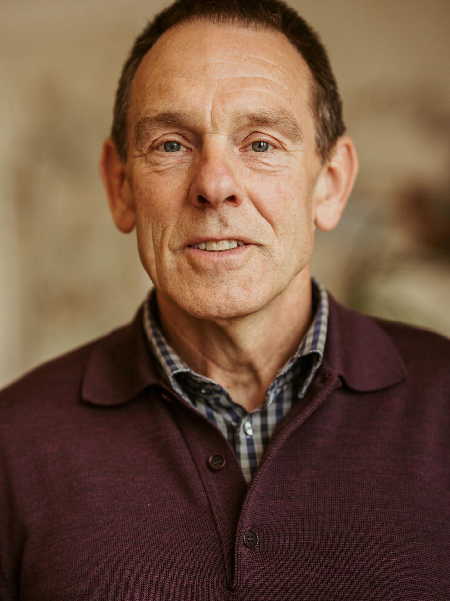 Jürgen Multner, 63, Bürgermeister Maulburg, parteilos   "Hier in Maulburg mussten wir nun eine alte Mehrzweckhalle reaktivieren, die bereits 2015 als Unterkunft diente. Erstmal musste einiges instandgesetzt werden, die Halle ist ziemlich durch. Aber auch eine schlechte Halle ist besser als ein gutes Zelt – und die Not ist groß. Die Zahlen haben sich exorbitant entwickelt. Im Jahr 2015 hatten wir eine Informationsveranstaltung, damals kamen unglaublich viele Bürgerinnen und Bürger. Aber sie kamen nicht wegen Bedenken, Ängsten oder Nöten. Sie fragten: 'Wie kann ich helfen?' Noch am selben Abend wurden die Helferkreise koordiniert. Inzwischen sind es weniger Menschen geworden, aber sie helfen noch, teilweise mit viel Emotionen. Das kann schwierig werden. Wenn sie sich zum Beispiel dafür einsetzen, dass eine Familie, die sich gut eingelebt, aber kein Bleiberecht hat, nicht abgeschoben wird. Das ist immer hart und es klingt auch hart, aber: Wir müssen uns an geltendem Recht orientieren. Wir können nicht alle bei uns behalten, das wird uns als Gesellschaft überfordern. So etwas enttäuscht die Ehrenamtlichen natürlich. Aber die Menschen werden auch von all den Krisen müde und so sinkt die Zahl der Ehrenamtlichen. Früher war das anders, da gab es eine eher langfristige Bindung, heute engagieren sich Menschen projektbezogen. Da wir nicht nur auf Hoffnung planen können, organisieren wir uns anderweitig. Aber es ist schade, denn die Integration geht mit Ehrenamtlichen leichter." 