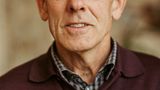 Jürgen Multner, 63, Bürgermeister Maulburg, parteilos   "Hier in Maulburg mussten wir nun eine alte Mehrzweckhalle reaktivieren, die bereits 2015 als Unterkunft diente. Erstmal musste einiges instandgesetzt werden, die Halle ist ziemlich durch. Aber auch eine schlechte Halle ist besser als ein gutes Zelt – und die Not ist groß. Die Zahlen haben sich exorbitant entwickelt. Im Jahr 2015 hatten wir eine Informationsveranstaltung, damals kamen unglaublich viele Bürgerinnen und Bürger. Aber sie kamen nicht wegen Bedenken, Ängsten oder Nöten. Sie fragten: 'Wie kann ich helfen?' Noch am selben Abend wurden die Helferkreise koordiniert. Inzwischen sind es weniger Menschen geworden, aber sie helfen noch, teilweise mit viel Emotionen. Das kann schwierig werden. Wenn sie sich zum Beispiel dafür einsetzen, dass eine Familie, die sich gut eingelebt, aber kein Bleiberecht hat, nicht abgeschoben wird. Das ist immer hart und es klingt auch hart, aber: Wir müssen uns an geltendem Recht orientieren. Wir können nicht alle bei uns behalten, das wird uns als Gesellschaft überfordern. So etwas enttäuscht die Ehrenamtlichen natürlich. Aber die Menschen werden auch von all den Krisen müde und so sinkt die Zahl der Ehrenamtlichen. Früher war das anders, da gab es eine eher langfristige Bindung, heute engagieren sich Menschen projektbezogen. Da wir nicht nur auf Hoffnung planen können, organisieren wir uns anderweitig. Aber es ist schade, denn die Integration geht mit Ehrenamtlichen leichter." 