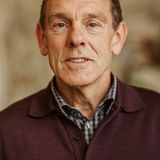 Jürgen Multner, 63, Bürgermeister Maulburg, parteilos   "Hier in Maulburg mussten wir nun eine alte Mehrzweckhalle reaktivieren, die bereits 2015 als Unterkunft diente. Erstmal musste einiges instandgesetzt werden, die Halle ist ziemlich durch. Aber auch eine schlechte Halle ist besser als ein gutes Zelt – und die Not ist groß. Die Zahlen haben sich exorbitant entwickelt. Im Jahr 2015 hatten wir eine Informationsveranstaltung, damals kamen unglaublich viele Bürgerinnen und Bürger. Aber sie kamen nicht wegen Bedenken, Ängsten oder Nöten. Sie fragten: 'Wie kann ich helfen?' Noch am selben Abend wurden die Helferkreise koordiniert. Inzwischen sind es weniger Menschen geworden, aber sie helfen noch, teilweise mit viel Emotionen. Das kann schwierig werden. Wenn sie sich zum Beispiel dafür einsetzen, dass eine Familie, die sich gut eingelebt, aber kein Bleiberecht hat, nicht abgeschoben wird. Das ist immer hart und es klingt auch hart, aber: Wir müssen uns an geltendem Recht orientieren. Wir können nicht alle bei uns behalten, das wird uns als Gesellschaft überfordern. So etwas enttäuscht die Ehrenamtlichen natürlich. Aber die Menschen werden auch von all den Krisen müde und so sinkt die Zahl der Ehrenamtlichen. Früher war das anders, da gab es eine eher langfristige Bindung, heute engagieren sich Menschen projektbezogen. Da wir nicht nur auf Hoffnung planen können, organisieren wir uns anderweitig. Aber es ist schade, denn die Integration geht mit Ehrenamtlichen leichter." 