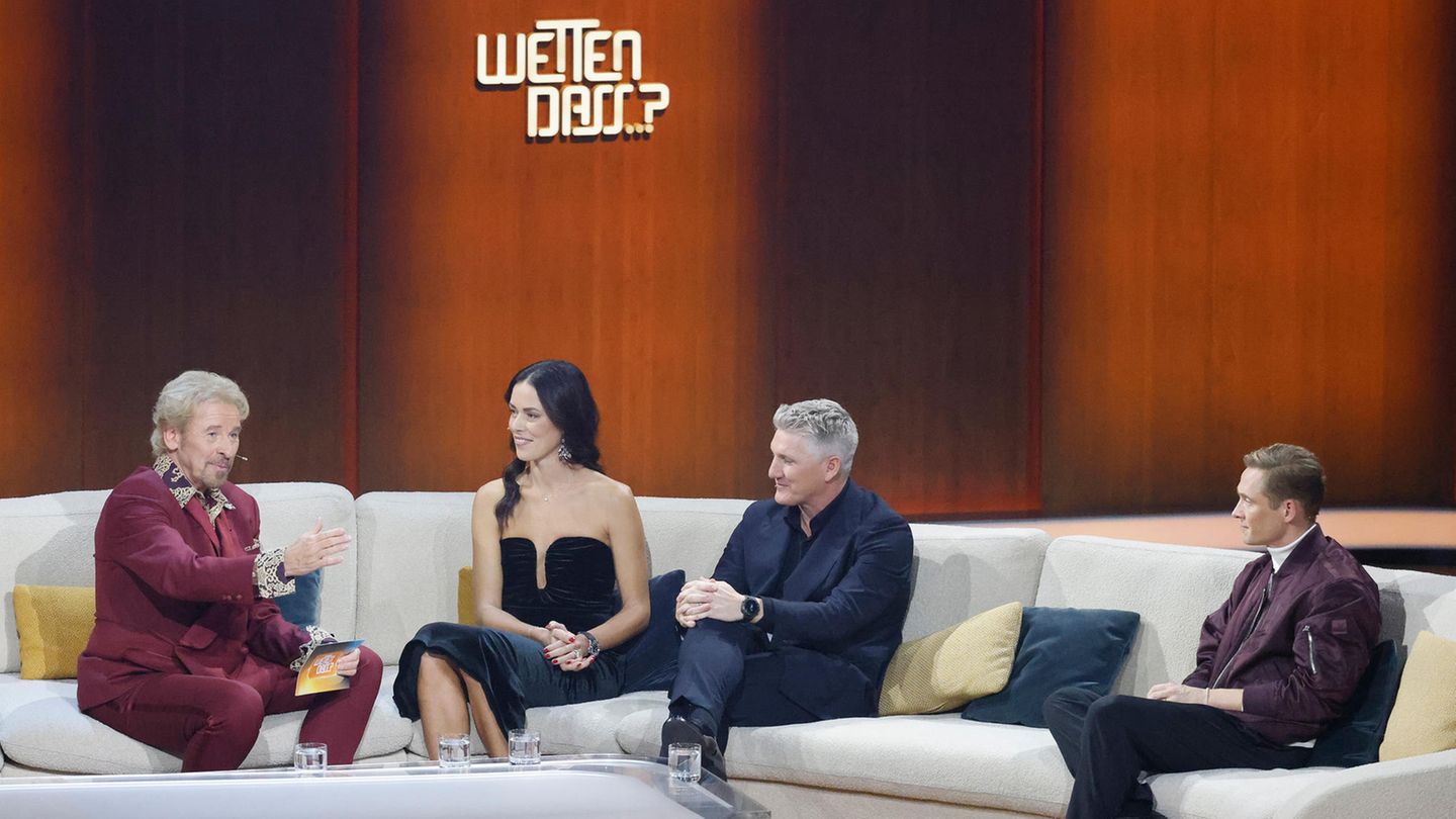 Thomas Gottschalk mit Ana Ivanović, Bastian Schweinsteiger und Matthias Schweighöfer auf der "Wetten, dass ...?"-Couch