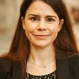 Jessica Lang, 34, Hauptamtsleiterin Maulburg  "Ich mache den Job seit 2020. seither stecken wir nur in Krisen fest. Corona, Inflation, Ukraine, Gasversorgung. Beruflich kümmere ich mich um die Unterbringung der Geflüchteten im Ort. Die Zuweisungen kommen per Mail vom Landratsamt und diese gehen an einen großen Verteiler. Die Benachrichtigung enthält Angaben, wie viele Menschen die Gemeinde zu welchem Datum unterbringen muss. Die Zeiträume bis zur Deadline wurden in letzter Zeit immer knapper. Ich weiß genau, wie viel Wohnraum wir gerade zur Verfügung haben. Viel ist es nicht mehr. Bekommt man dann eine Zuweisung mit einer Familie für sechs Personen, dann kann es oft sein, dass dafür andere Geflüchtete umziehen müssen. Vielleicht Menschen, die gerade erst in eine Wohnung gezogen sind, die man aber in einer kleineren Wohnung unterbringen kann als die sechsköpfige Familie. Außerdem schaut man natürlich, dass man Menschen zusammenlegt, die eine ähnliche Kultur haben. Meine ständige Frage lautet: Wie soll ich Unvorhersehbares planen? Auch Auszüge laufen nicht immer harmonisch ab. Oft wird auch das Umzugsdatum nicht eingehalten, manchmal braucht es polizeiliche Unterstützung. Man muss einfach kalkulieren, dass nichts reibungslos läuft. Bei uns wird es nun eng mit dem Wohnraum. Mit Sicherheit stehen viele Wohnungen im Ort leer, einfach, weil die Bevölkerung keine Mieter haben wollen. Zuletzt haben wir für die Ukrainer einen Aufruf gemacht, da haben sich viele gemeldet, da war die Hilfsbereitschaft noch da. Inzwischen ist die Stimmung eine andere. Die Leute haben viele Sorgen, wollen Arbeiten, finden keinen Kita-Platz, sorgen sich um das Geld. Da ist es klar, dass die Akzeptanz in der Gesellschaft sinkt." 