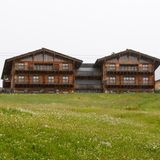 Zum Luxushotel-Portfolio gehörte außerdem das "Chalet N" in Lech. Für 38 Millionen Euro lies Benko den Berggasthof in den österreichischen Alpen in eine Wellness-Oase umbauen. Ausgewählte Gäste konnten sich hier Medienberichten zufolge für 270.000 Euro die Woche einmieten. Der Name ist ein Verweis auf Benkos Ehefrau Nathalie, René Benko selbst soll sich häufig hier aufgehalten haben. Aktuell ermittelt die Wirtschafts- und Korruptionsstaatsanwaltschaft gegen Benko auch wegen Betruges im Zusammenhang mit dem Chalet, weil er zu Unrecht staatliche Förderungen während der Covid-Zeit in Anspruch genommen haben könnte