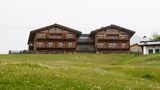 Zum Luxushotel-Portfolio gehörte außerdem das "Chalet N" in Lech. Für 38 Millionen Euro lies Benko den Berggasthof in den österreichischen Alpen in eine Wellness-Oase umbauen. Ausgewählte Gäste konnten sich hier Medienberichten zufolge für 270.000 Euro die Woche einmieten. Der Name ist ein Verweis auf Benkos Ehefrau Nathalie, René Benko selbst soll sich häufig hier aufgehalten haben. Aktuell ermittelt die Wirtschafts- und Korruptionsstaatsanwaltschaft gegen Benko auch wegen Betruges im Zusammenhang mit dem Chalet, weil er zu Unrecht staatliche Förderungen während der Covid-Zeit in Anspruch genommen haben könnte