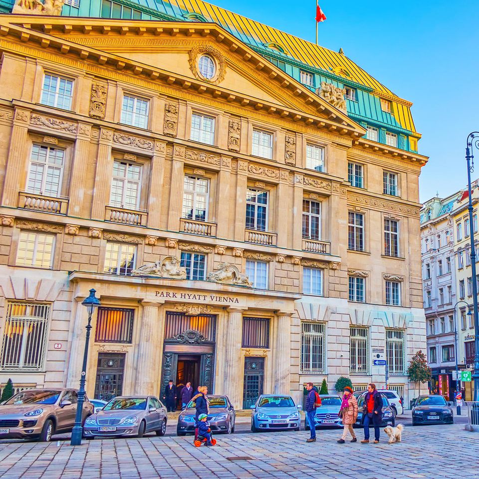 Park Hyatt Vienna  In einer weiteren Tochtergesellschaft hat Signa zudem Luxushotels wie das Park Hyatt Vienna gebündelt. Das historische Gebäude in bester Wiener Lage beherbergte einst die Zentrale der Länderbank und der Bank Austria.