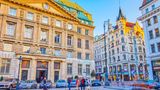 In einer weiteren Tochtergesellschaft hatte Signa zudem Luxushotels wie das "Park Hyatt Vienna" gebündelt. Das historische Gebäude in bester Wiener Lage beherbergte einst die Zentrale der Länderbank und der Bank Austria. Auch an dem Wiener Hyatt Hotel hatte die deutsche Unternehmerfamilie Schoeller nach der Signa-Insolvenz Interesse bekundet, war aber zunächst mit einem Angebot gescheitert. Nach einigem juristischen Hickhack will der Insolvenzverwalter nun bis Mitte 2025 einen Käufer für das Objekt finden