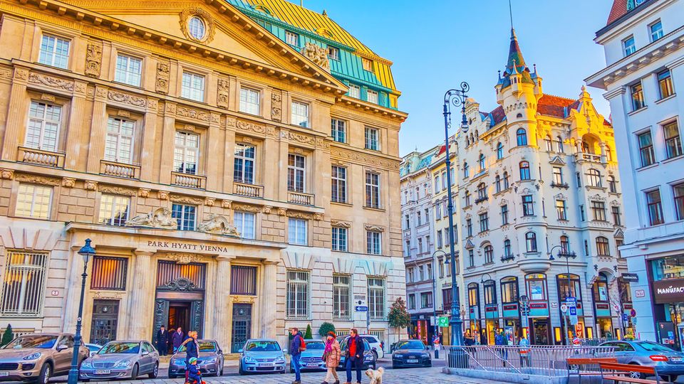Park Hyatt Vienna  In einer weiteren Tochtergesellschaft hat Signa zudem Luxushotels wie das Park Hyatt Vienna gebündelt. Das historische Gebäude in bester Wiener Lage beherbergte einst die Zentrale der Länderbank und der Bank Austria.
