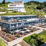 Im "Eden Reserve" am Gardasee bot Signa Luxusurlaub im Boutique-Hotel und den umliegenden Villen und Apartments an. Für Aufsehen sorgte, dass das Prestigeobjekt im August 2023 – also kurz vor der Signa-Pleite – an eine Stiftung von Benko übertragen wurde. Ein Signa-Sprecher sprach gegenüber österreichischen Medien von einer "ganz normalen Transaktion zu einem marktüblichen Preis", der Insolvenzverwalter hingegen will den Kauf gerne rückabwickeln. Laut Schweizer "Handelszeitung" hat die Benko-Stiftung das "Eden"-Hotel bereits an den Züricher Unternehmer Hans-Ulrich Lehmann weiterverkauft