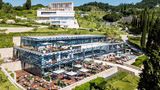 Im "Eden Reserve" am Gardasee bot Signa Luxusurlaub im Boutique-Hotel und den umliegenden Villen und Apartments an. Für Aufsehen sorgte, dass das Prestigeobjekt im August 2023 – also kurz vor der Signa-Pleite – an eine Stiftung von Benko übertragen wurde. Ein Signa-Sprecher sprach gegenüber österreichischen Medien von einer "ganz normalen Transaktion zu einem marktüblichen Preis", der Insolvenzverwalter hingegen will den Kauf gerne rückabwickeln. Laut Schweizer "Handelszeitung" hat die Benko-Stiftung das "Eden"-Hotel bereits an den Züricher Unternehmer Hans-Ulrich Lehmann weiterverkauft