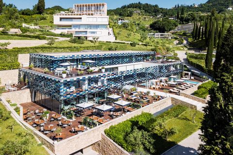 Im "Eden Reserve" am Gardasee bot Signa Luxusurlaub im Boutique-Hotel und den umliegenden Villen und Apartments an. Für Aufsehen sorgte, dass das Prestigeobjekt im August 2023 – also kurz vor der Signa-Pleite – an eine Stiftung von Benko übertragen wurde. Ein Signa-Sprecher sprach gegenüber österreichischen Medien von einer "ganz normalen Transaktion zu einem marktüblichen Preis", der Insolvenzverwalter hingegen will den Kauf gerne rückabwickeln. Laut Schweizer "Handelszeitung" hat die Benko-Stiftung das "Eden"-Hotel bereits an den Züricher Unternehmer Hans-Ulrich Lehmann weiterverkauft