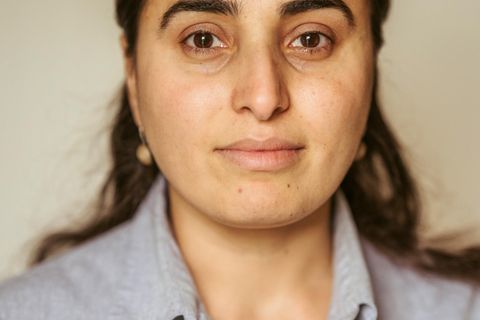 Medya A., 26, Mutter von drei Söhnen, lebt in der Gemeinschaftsunterkunft in Steinen    "Mein Mann, unsere drei Kinder und ich teilen uns seit 17 Monaten ein Zimmer in dieser Unterkunft. In unserem Haus leben acht Familien, nebenan wohnen Männer, jeweils zur dritt in einem Zimmer. Alle zeigen großen Respekt voreinander. Unser Problem ist, dass unser Jüngster im Juni mit einem schweren Herzfehler zur Welt kam. Bahoz wurde in der Uniklinik in Freiburg neun Stunden lang operiert und hat es gut überstanden. Wir sind Ärzten und Krankenschwestern sehr dankbar, dass unser Sohn die gleiche Fürsorge wie ein deutsches Baby bekommt. Er muss nun regelmäßig kontrolliert werden. Der Arzt sagt, es sei nicht gesund für ihn, dass wir alle in einem Zimmer schlafen. Er hat häufig Infektionen. Wir sind Kurden aus der Türkei, deshalb mussten wir flüchten. Wir haben uns für Deutschland entschieden, weil Deutschland den Menschenrechten Bedeutung beimisst. Doch weil wir über Kroatien einreisten, sind wir im Dublin-Verfahren und sollen zurück nach Kroatien. Wir fürchten, dass man uns jederzeit abschieben könnte. Wenn mein ältester Sohn einen Polizisten sieht, sagt er: Mama, ich habe Angst! Er ist neun Jahre alt, besucht die dritte Klasse und spricht schon gut deutsch. Mein mittlerer Sohn liebt seine Erzieherinnen im Kindergarten. Ich würde gern als Altenpflegerin in Deutschland arbeiten. Mein Mann ist Elektriker und Lkw-Fahrer. Er könnte schon jetzt einen Job bekommen, aber wegen unserer unsicheren Situation geht das nicht. Meiner Meinung nach sollte jeder Zuwanderer nach einer Prüfung hier arbeiten dürfen. Menschen, die Verbrechen begehen, sollten zurückgeschickt werden. Wir hoffen, dass wir unser Asylverfahren in Deutschland durchlaufen dürfen, aber in den nächsten Monaten können wir noch abgeschoben werden. Wir hoffen und warten."