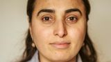Medya A., 26, Mutter von drei Söhnen, lebt in der Gemeinschaftsunterkunft in Steinen    "Mein Mann, unsere drei Kinder und ich teilen uns seit 17 Monaten ein Zimmer in dieser Unterkunft. In unserem Haus leben acht Familien, nebenan wohnen Männer, jeweils zur dritt in einem Zimmer. Alle zeigen großen Respekt voreinander. Unser Problem ist, dass unser Jüngster im Juni mit einem schweren Herzfehler zur Welt kam. Bahoz wurde in der Uniklinik in Freiburg neun Stunden lang operiert und hat es gut überstanden. Wir sind Ärzten und Krankenschwestern sehr dankbar, dass unser Sohn die gleiche Fürsorge wie ein deutsches Baby bekommt. Er muss nun regelmäßig kontrolliert werden. Der Arzt sagt, es sei nicht gesund für ihn, dass wir alle in einem Zimmer schlafen. Er hat häufig Infektionen. Wir sind Kurden aus der Türkei, deshalb mussten wir flüchten. Wir haben uns für Deutschland entschieden, weil Deutschland den Menschenrechten Bedeutung beimisst. Doch weil wir über Kroatien einreisten, sind wir im Dublin-Verfahren und sollen zurück nach Kroatien. Wir fürchten, dass man uns jederzeit abschieben könnte. Wenn mein ältester Sohn einen Polizisten sieht, sagt er: Mama, ich habe Angst! Er ist neun Jahre alt, besucht die dritte Klasse und spricht schon gut deutsch. Mein mittlerer Sohn liebt seine Erzieherinnen im Kindergarten. Ich würde gern als Altenpflegerin in Deutschland arbeiten. Mein Mann ist Elektriker und Lkw-Fahrer. Er könnte schon jetzt einen Job bekommen, aber wegen unserer unsicheren Situation geht das nicht. Meiner Meinung nach sollte jeder Zuwanderer nach einer Prüfung hier arbeiten dürfen. Menschen, die Verbrechen begehen, sollten zurückgeschickt werden. Wir hoffen, dass wir unser Asylverfahren in Deutschland durchlaufen dürfen, aber in den nächsten Monaten können wir noch abgeschoben werden. Wir hoffen und warten."