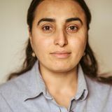 Medya A., 26, Mutter von drei Söhnen, lebt in der Gemeinschaftsunterkunft in Steinen    "Mein Mann, unsere drei Kinder und ich teilen uns seit 17 Monaten ein Zimmer in dieser Unterkunft. In unserem Haus leben acht Familien, nebenan wohnen Männer, jeweils zur dritt in einem Zimmer. Alle zeigen großen Respekt voreinander. Unser Problem ist, dass unser Jüngster im Juni mit einem schweren Herzfehler zur Welt kam. Bahoz wurde in der Uniklinik in Freiburg neun Stunden lang operiert und hat es gut überstanden. Wir sind Ärzten und Krankenschwestern sehr dankbar, dass unser Sohn die gleiche Fürsorge wie ein deutsches Baby bekommt. Er muss nun regelmäßig kontrolliert werden. Der Arzt sagt, es sei nicht gesund für ihn, dass wir alle in einem Zimmer schlafen. Er hat häufig Infektionen. Wir sind Kurden aus der Türkei, deshalb mussten wir flüchten. Wir haben uns für Deutschland entschieden, weil Deutschland den Menschenrechten Bedeutung beimisst. Doch weil wir über Kroatien einreisten, sind wir im Dublin-Verfahren und sollen zurück nach Kroatien. Wir fürchten, dass man uns jederzeit abschieben könnte. Wenn mein ältester Sohn einen Polizisten sieht, sagt er: Mama, ich habe Angst! Er ist neun Jahre alt, besucht die dritte Klasse und spricht schon gut deutsch. Mein mittlerer Sohn liebt seine Erzieherinnen im Kindergarten. Ich würde gern als Altenpflegerin in Deutschland arbeiten. Mein Mann ist Elektriker und Lkw-Fahrer. Er könnte schon jetzt einen Job bekommen, aber wegen unserer unsicheren Situation geht das nicht. Meiner Meinung nach sollte jeder Zuwanderer nach einer Prüfung hier arbeiten dürfen. Menschen, die Verbrechen begehen, sollten zurückgeschickt werden. Wir hoffen, dass wir unser Asylverfahren in Deutschland durchlaufen dürfen, aber in den nächsten Monaten können wir noch abgeschoben werden. Wir hoffen und warten."