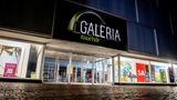Nach der Insolvenz der Signa-Muttergesellschaft meldete die Warenhauskette Galeria Karstadt Kaufhof am 9. Januar 2024 Insolvenz an – zum dritten Mal in weniger als vier Jahren. Signa hatte ab 2012 zunächst Karstadt und 2018 auch Kaufhof übernommen und fusioniert. Doch der vermeintliche Retter Benko musste trotz diverser Schutzschirmverfahren und Staatshilfen immer mehr Häuser schließen – 2023 kam das Aus für 42 weitere Standorte. Nach der Benko-Pleite übernahm 2024 der deutsche Unternehmer Bernd Beetz gemeinsam mit einem US-Investor die verbliebenen 92 Standorte. Nach weiteren Schließungen gibt es aktuell noch 83 Galeria-Filialen