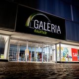 Nach der Insolvenz der Signa-Muttergesellschaft meldete die Warenhauskette Galeria Karstadt Kaufhof am 9. Januar 2024 Insolvenz an – zum dritten Mal in weniger als vier Jahren. Signa hatte ab 2012 zunächst Karstadt und 2018 auch Kaufhof übernommen und fusioniert. Doch der vermeintliche Retter Benko musste trotz diverser Schutzschirmverfahren und Staatshilfen immer mehr Häuser schließen – 2023 kam das Aus für 42 weitere Standorte. Nach der Benko-Pleite übernahm 2024 der deutsche Unternehmer Bernd Beetz gemeinsam mit einem US-Investor die verbliebenen 92 Standorte. Nach weiteren Schließungen gibt es aktuell noch 83 Galeria-Filialen