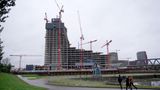 Der Bau des Elbtowers ruht aufgrund unbezahlter Rechnungen schon seit Oktober 2023. Wer den derzeit etwa 100 Meter hohen Rohbau (von geplanten 245 Metern) fertigstellt und bis wann, ist offen. Aktuell verhandelt der vorläufige Insolvenzverwalter mit einem Investorenkonsortium um den Immobilienunternehmer Dieter Becken. Selbst bei einer schnellen Einigung ist nicht mit einer Fertigstellung vor 2030 zu rechnen. Das Hochhaus in der Hafencity soll unter anderem Büros, ein Hotel und eine Aussichtsplattform beherbergen