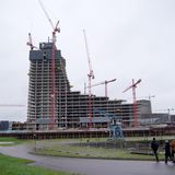 Der Bau des Elbtowers ruht aufgrund unbezahlter Rechnungen schon seit Oktober 2023. Wer den derzeit etwa 100 Meter hohen Rohbau (von geplanten 245 Metern) fertigstellt und bis wann, ist offen. Aktuell verhandelt der vorläufige Insolvenzverwalter mit einem Investorenkonsortium um den Immobilienunternehmer Dieter Becken. Selbst bei einer schnellen Einigung ist nicht mit einer Fertigstellung vor 2030 zu rechnen. Das Hochhaus in der Hafencity soll unter anderem Büros, ein Hotel und eine Aussichtsplattform beherbergen