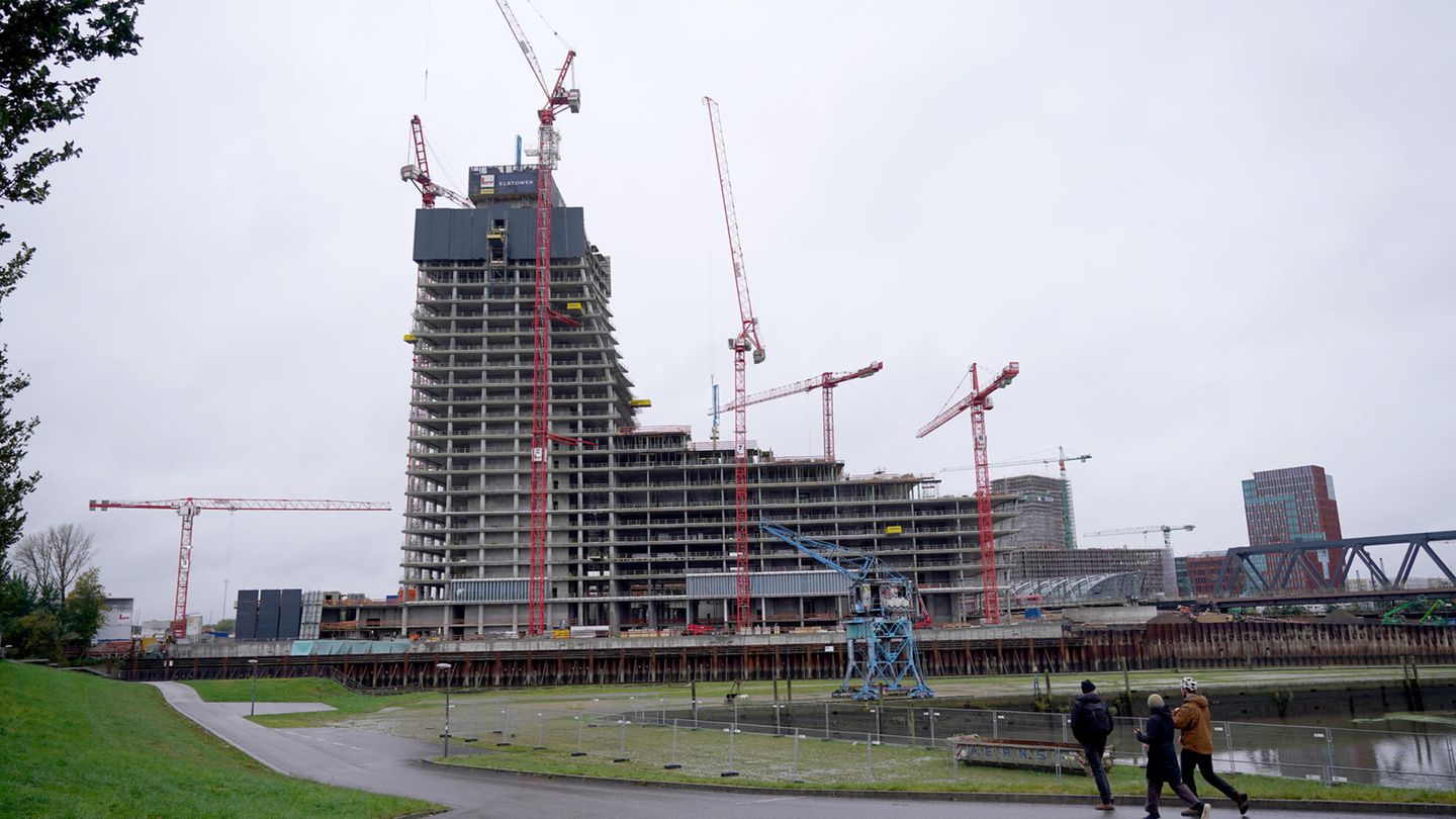 Elbtower Der Bau des Elbtowers ruht aufgrund unbezahlter Rechnungen schon seit Oktober 2023. Wer den derzeit etwa 100 Meter hohen Rohbau (von geplanten 245 Metern) fertigstellt und bis wann, ist offen. Aktuell verhandelt der vorläufige Insolvenzverwalter mit einem Investorenkonsortium um den Immobilienunternehmer Dieter Becken. Selbst bei einer schnellen Einigung ist nicht mit einer Fertigstellung vor 2030 zu rechnen. Das Hochhaus in der Hafencity soll unter anderem Büros, ein Hotel und eine Aussichtsplattform beherbergen