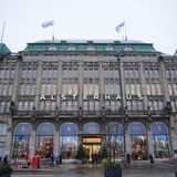 Zur KaDeWe-Gruppe gehört auch das Hamburger Alsterhaus. Das Prestigeobjekt in Bestlage am Jungfernstieg hat Benko schon vor Jahren von Karstadt abgespalten und in die KaDeWe-Gruppe überführt. Die KaDeWe-Group war wie Galeria Teil der Signa-Handelssparte, die Immobilien wiederum Teil der Immobiliensparte Prime Selection, die bereits Ende 2023 Antrag auf Insolvenz stellte. Nun wird das Alsterhaus ohne Benko fortgeführt: Ende Juli 2024 wurde bekannt, dass die Central Group als neue alleinige Eigentümerin der KaDeWe-Gruppe einen neuen Mietvertrag unterschrieben hat, der die Fortführung der Geschäfte ermöglicht