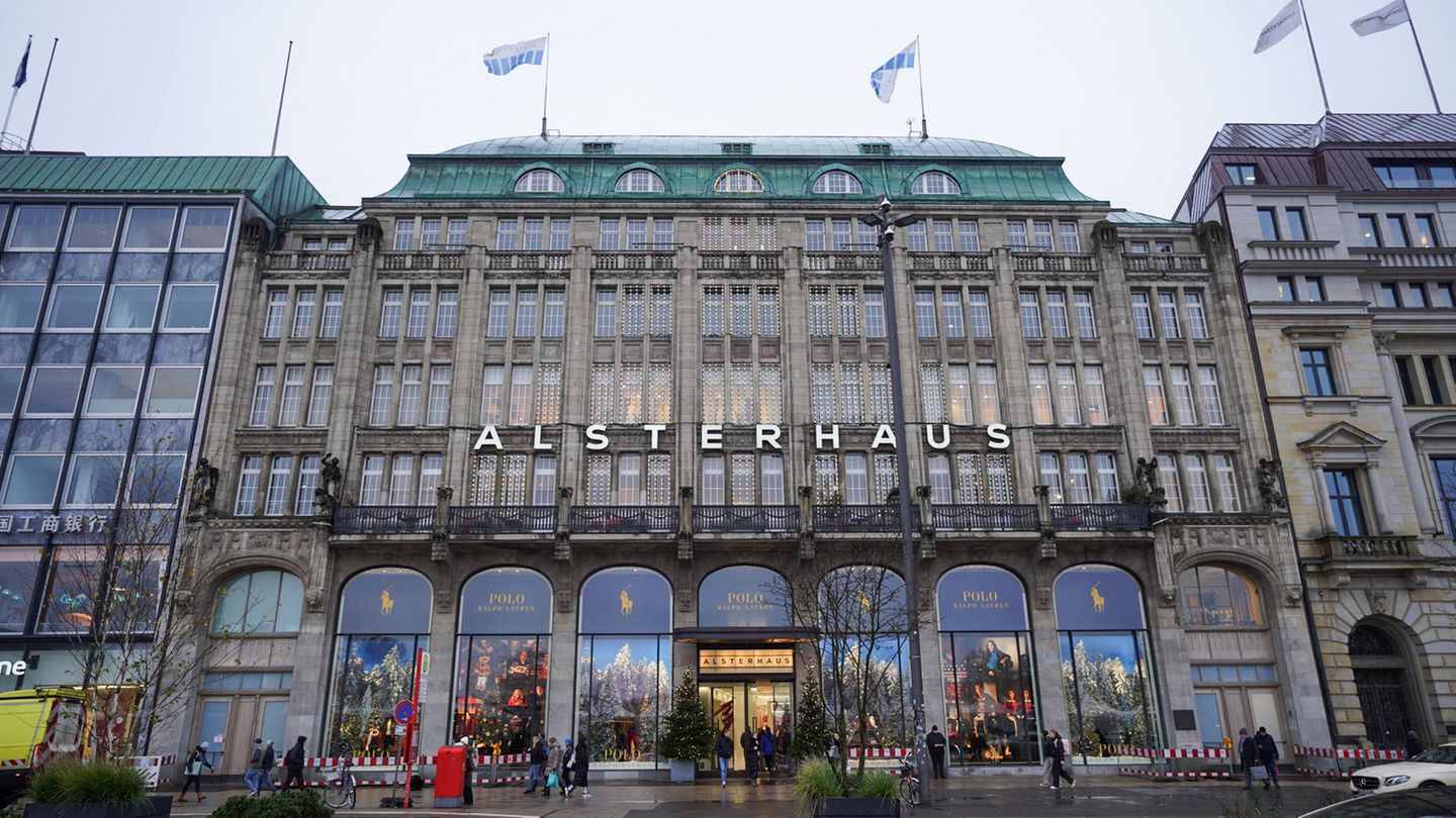 Zur KaDeWe-Gruppe gehört auch das Hamburger Alsterhaus. Das Prestigeobjekt in Bestlage am Jungfernstieg hat Benko schon vor Jahren von Karstadt abgespalten und in die KaDeWe-Gruppe überführt. Die KaDeWe-Group war wie Galeria Teil der Signa-Handelssparte, die Immobilien wiederum Teil der Immobiliensparte Prime Selection, die bereits Ende 2023 Antrag auf Insolvenz stellte. Nun wird das Alsterhaus ohne Benko fortgeführt: Ende Juli 2024 wurde bekannt, dass die Central Group als neue alleinige Eigentümerin der KaDeWe-Gruppe einen neuen Mietvertrag unterschrieben hat, der die Fortführung der Geschäfte ermöglicht