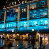 Das dritte Prunkstück im KaDeWe-Portfolio ist der Oberpollinger. Auch für das 1905 eröffnete Kaufhaus in der Münchener Innenstadt schloss die Central Group einen neuen Mietvertrag ab, der den Fortbestand sichert. Von 1300 Mitarbeitenden der KaDeWe-Gruppe mussten rund 100 gehen, überwiegend in der Verwaltung. Eigentlich sollte die KaDeWe-Gruppe bis 2025 noch um zwei weitere Prestigeobjekte ergänzt werden: das derzeit im Umbau befindliche Carsch-Haus in Düsseldorf sowie das Luxuskaufhaus Lamarr in Wien