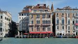 Im Jahr 2020 kaufte Signa auch das Hotel "Bauer Palazzo" in Venedig, ein Fünf-Sterne-Hotel am Canale Grande. Bis 2025 sollte das "Bauer Palazzo", das unter anderem aus einem venezianischen Palast aus dem 18. Jahrhundert besteht, eigentlich aufwendig renoviert werden und 90 Luxussuiten sollten entstehen. Im November 2024 übernahm die Mohari Hospitality Group, die zur Luxushotelkette "Four Seasons" gehört, das Hotel aus der Signa-Insolvenz. Der Kaufpreis lag Medienberichten zufolge bei 300 Millionen Euro
