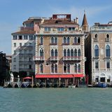 Im Jahr 2020 kaufte Signa auch das Hotel "Bauer Palazzo" in Venedig, ein Fünf-Sterne-Hotel am Canale Grande. Bis 2025 sollte das "Bauer Palazzo", das unter anderem aus einem venezianischen Palast aus dem 18. Jahrhundert besteht, eigentlich aufwendig renoviert werden und 90 Luxussuiten sollten entstehen. Im November 2024 übernahm die Mohari Hospitality Group, die zur Luxushotelkette "Four Seasons" gehört, das Hotel aus der Signa-Insolvenz. Der Kaufpreis lag Medienberichten zufolge bei 300 Millionen Euro