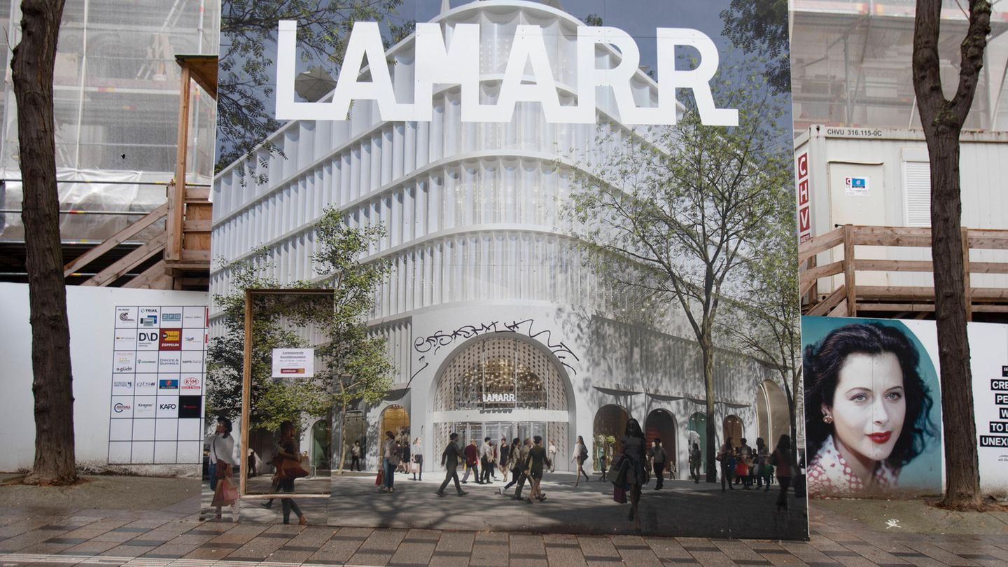 Lamarr Gemeinsam mit der thailändischen Central Group baute Benko das Luxuskaufhaus Lamarr in Wien. Das nach der Hollywood-Schauspielerin Hedy Lamarr benannte Objekt ist allerdings noch Baustelle. Bereits seit Ende 2023 herrscht hier Stillstand. Im Oktober 2024 wurde bekannt, dass der Wiener Investor Georg Stumpf die Bauruine kauft, laut österrischen Medien für rund 100 Millionen Euro. Ob Stumpf das Kaufhaus tatsächlich fertigstellt oder andere Pläne an dem Standort verfolgt, ist offen. Klar ist hingegen, dass es mit der ursprünglich geplanten Eröffnung im Frühjahr 2025 nichts wird