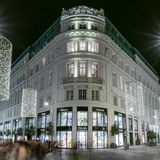 Immerhin das Großprojekt Goldenes Quartier im 1. Bezirk Wiens bekam Benko vor der Pleite fertig. Ab 2007 kaufte seine Signa-Gruppe mehrere Gebäude in dem zentralen Geschäftsviertel, die bis 2015 aufwendig umgebaut wurden. Es entstanden hochpreisige Büro- und Einzelhandelsflächen sowie Luxuswohnungen. Nun sollen die prestigeträchtigen Gebäude, die unter anderem Stores von Armani bis Prada beherbergen, verkauft werden. Die deutsche Schoeller Group stand im März 2024 bereits kurz vor einem Kauf, doch der Deal zerschlug sich. Wer den Zuschlag letztlich bekommt, ist offen