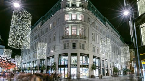 Goldenes Quartier  Signa hat in den vergangenen Jahren zahlreiche teure Gebäude erworben, zum Beispiel im Goldenen Quartier im 1. Bezirk Wiens, um sie in hochpreisige Büro- und Einzelhandelsflächen umzubauen. Doch das Geschäftsmodell von Signa geht unter anderem wegen veränderter Finanzierungsbedingungen nicht mehr auf. 