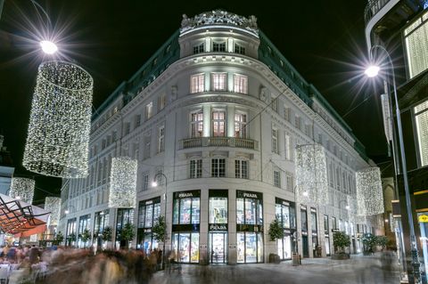 Immerhin das Großprojekt Goldenes Quartier im 1. Bezirk Wiens bekam Benko vor der Pleite fertig. Ab 2007 kaufte seine Signa-Gruppe mehrere Gebäude in dem zentralen Geschäftsviertel, die bis 2015 aufwendig umgebaut wurden. Es entstanden hochpreisige Büro- und Einzelhandelsflächen sowie Luxuswohnungen. Nun sollen die prestigeträchtigen Gebäude, die unter anderem Stores von Armani bis Prada beherbergen, verkauft werden. Die deutsche Schoeller Group stand im März 2024 bereits kurz vor einem Kauf, doch der Deal zerschlug sich. Wer den Zuschlag letztlich bekommt, ist offen