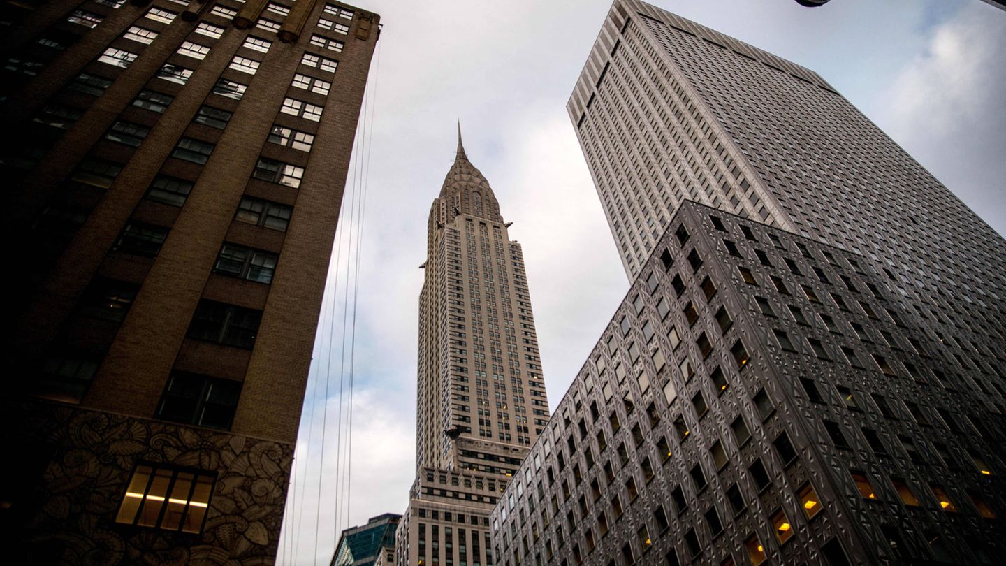 Chrysler Building Sogar das berühmte Chrysler Building in New York hat Benko 2019 gemeinsam mit einem amerikanisch-deutschen Immobilienentwickler gekauft. Wegen starker Renovierungsbedürftigkeit soll das Objekt "nur" 150 Millionen Euro gekostet haben. Benko und Geschäftspartner Aby Rosen wollten das Gebäude eigentlich für viel Geld renovieren. Stattdessen überweisen sie seit geraumer Zeit offenbar keine Pacht mehr an die Universität Cooper Union, der das Grundstück gehört, auf dem der Wolkenkratzer steht. Daher droht die Zwangsräumung. Signa-Insolvenzverwalter Christof Stapf hatte bereits angekündigt, die Beteiligung verkaufen zu wollen, um Geld in die Kasse zu holen